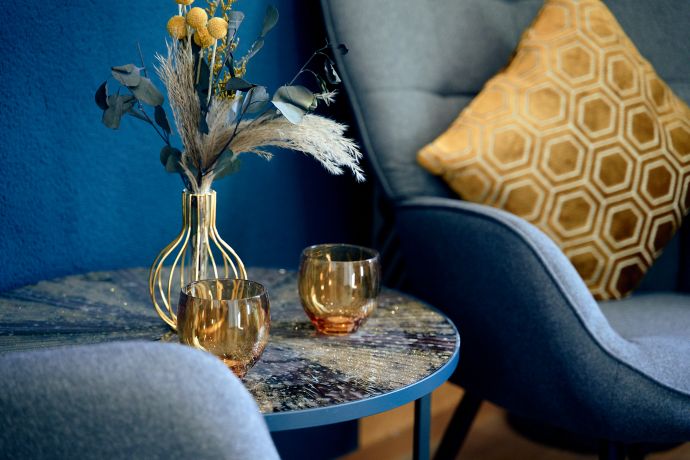 Detailaufnahme der blau-goldenen Dekoration im Apartment Modern chic