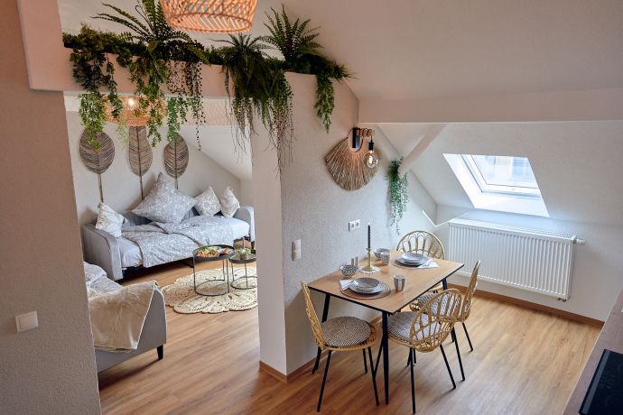 Offener Grundriss mit Wohn- und Essbereich in Living Apartments Ferienwohnung