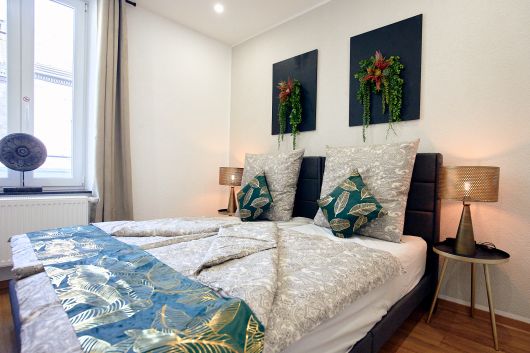 Schlafzimmer mit hängender Wanddekoration