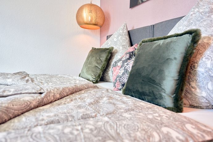 Schlafzimmer mit gemütlichem Bett in dem Lions Spring Apartment
