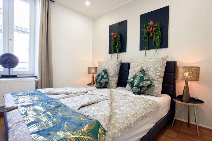 Schlafzimmer mit dekorativen Details und gemütlicher Beleuchtung